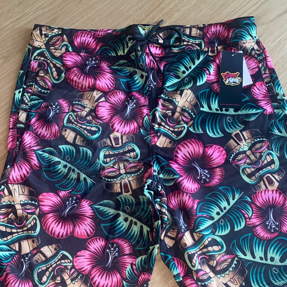 Vibrant‎ Floral Tiki Athletic Style Men's Shorts